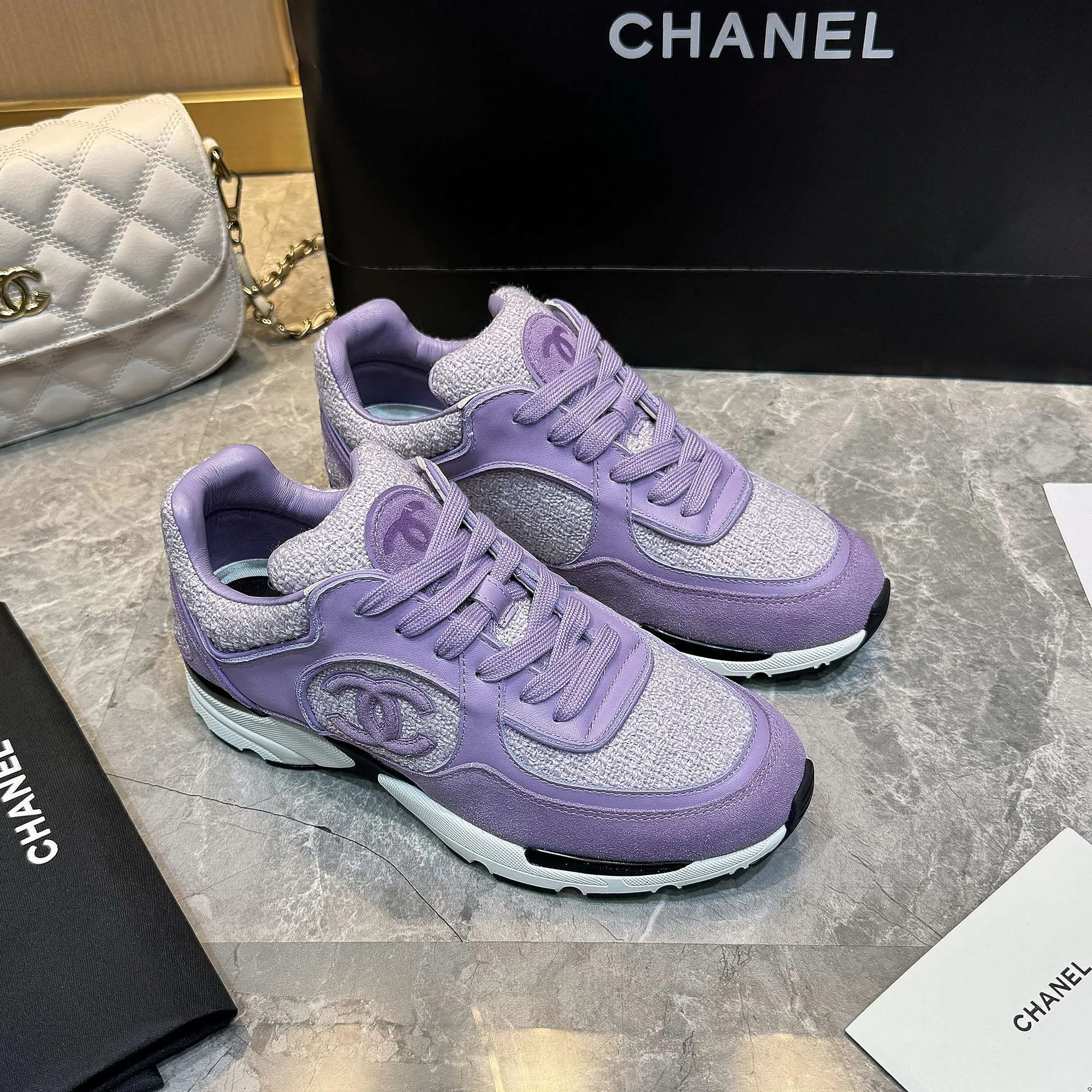 Men's shoes pP700! Chanel Chanel - 2024 counter top casual sneakers This classic design; the upper is embroidered with various techniques; the outsole is fashionable and sporty; the outsole is stylish and sporty; it incorporates a variety of color matching elements... The diversified mix and match is very good-looking and versatile, casual, fashionable, sports, and outdoor can be taken into account... ꫛꫀꪝ Go➫ Material: ❶Upper made of: original imported high silk cowhide suede + small fragrance fabric ❷Inner use: Original imported breathable sheepskin lining ❸ Outsole based on: Original TPU combination outsole Special counter boutique packaging complete set Women 35–41 Men 38-45